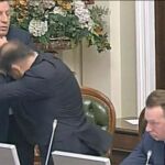 Dos diputados del Parlamento ucraniano se enzarzan en una pelea durante una reunión en Kiev