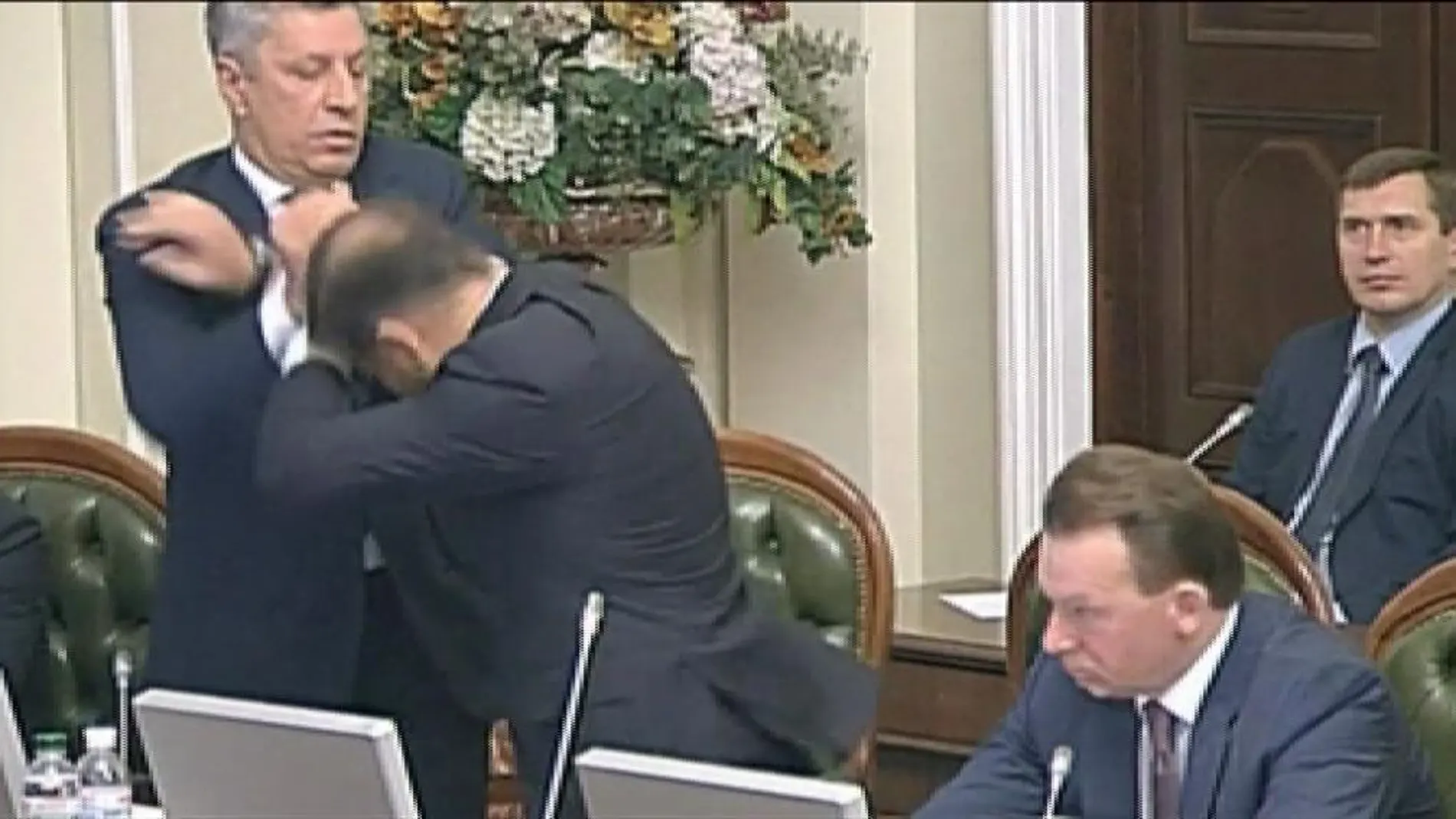 Dos diputados del Parlamento ucraniano se enzarzan en una pelea durante una reunión en Kiev