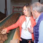 La consejera Milagros Marcos conversa con varios agricultores en Quintanilla del Agua en la presentación de la campaña de patata de este año