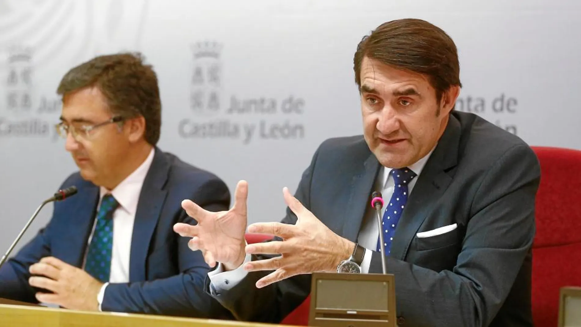 El consejero de Fomento y Medio Ambiente, Juan Carlos Suárez-Quiñones, presenta las ayudas destinadas al alquiler de vivienda