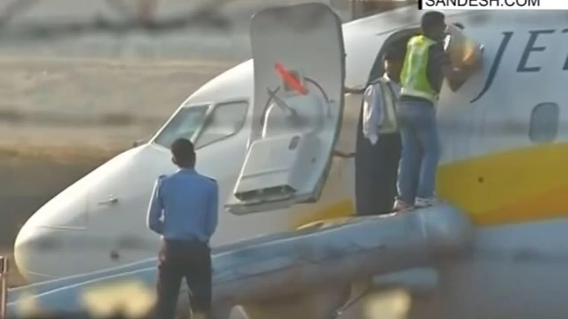 Al menos 15 heridos tras salirse de la pista un avión en La India