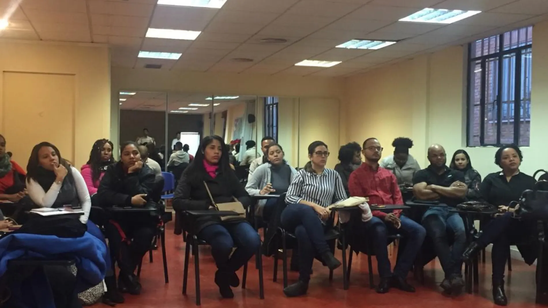 Instante en que los profesores y estudiantes dominicanos asisten a las charlas-encuentro organizado por Asoprotec en Madrid.