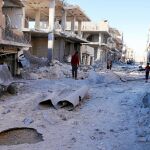 Vecinos del barrio rebelde de Sheikh inspeccionan los daños de las últimas bombas caídas ayer en la zona
