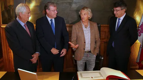 El montañero Jesús Calleja conversa con el presidente de la Diputación, Juan Martínez Majo; el alcalde de la capital leonesa, Antonio Silván; y el delegado territorial, Guillermo García