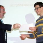 El consejero Fernando Rey entrega en Valladolid a un alumno de la ESO uno de los Premios Educación 2017