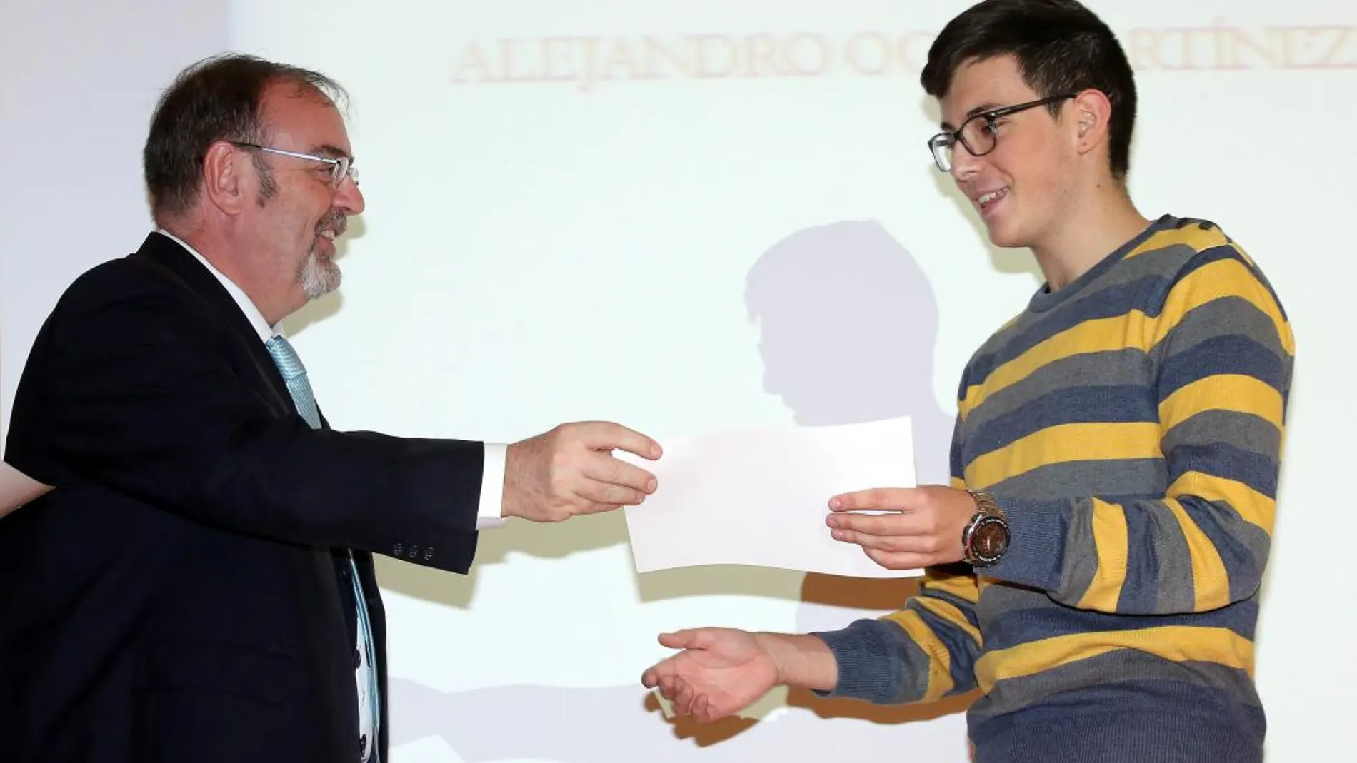 El consejero Fernando Rey entrega en Valladolid a un alumno de la ESO uno de los Premios Educación 2017
