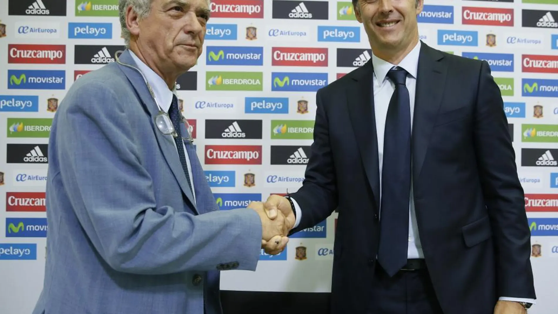 El entrenador guipuzcoano Julen Lopetegui junto al presidente de la Federación española de fútbol, Ángel María Villar (i), durante su presentación como nuevo seleccionador