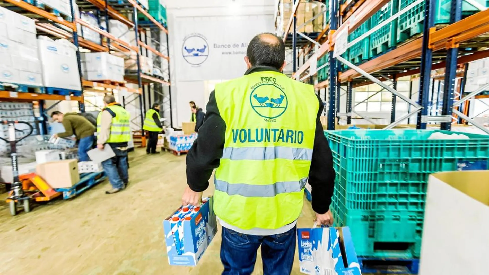 Un voluntario en la recogida de alimentos impulsada por Obra Social La Caixa y CaixaBank