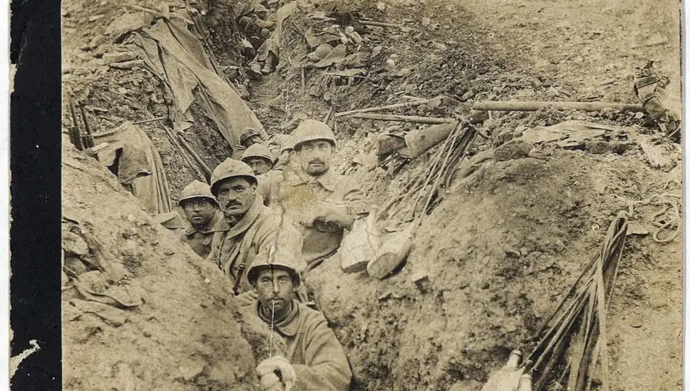 Entre la espada y la pared. Fotografía del 29º Regimiento de Infantería francés en una de las trincheras de Verdún