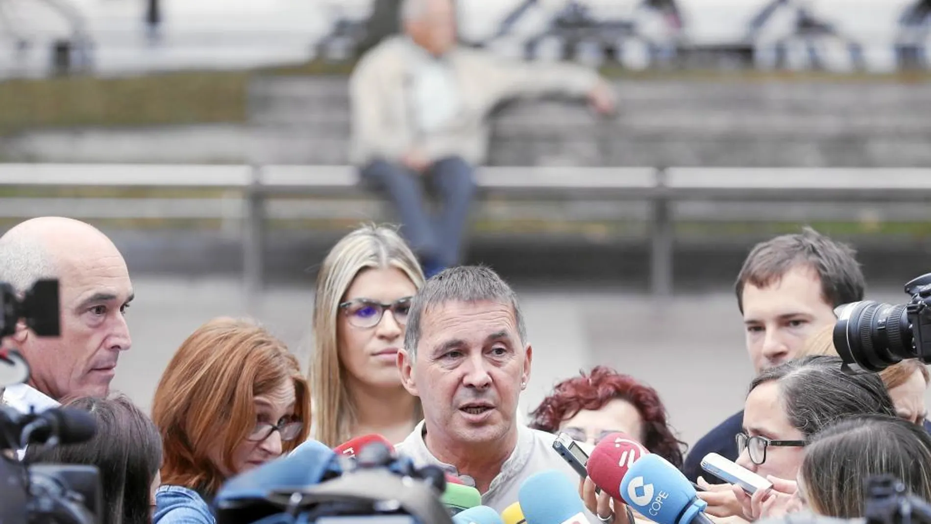 Arnaldo Otegi, en la imagen ayer en San Sebastián, aseguró que se alegra «enormemente» de la inminente salida de prisión de Díez Usabiaga