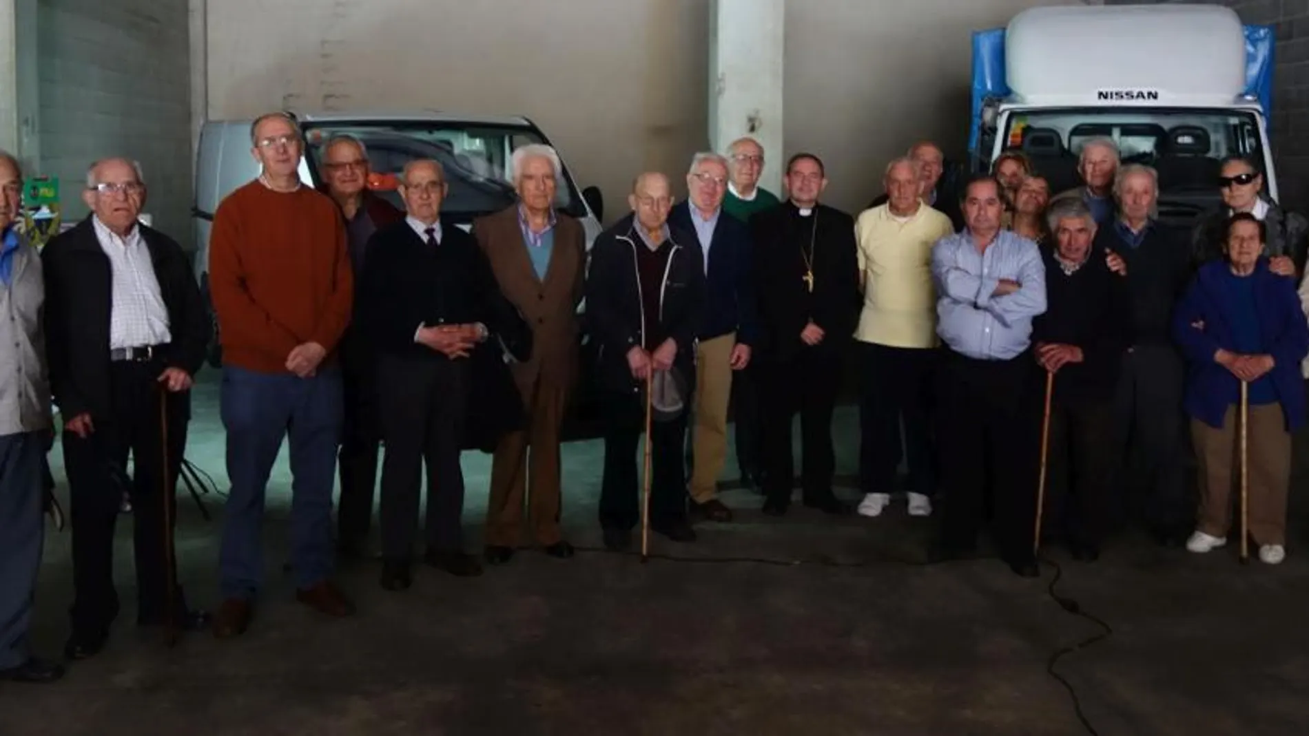 A la izquierda, foto de familia del obispo de Osma-Soria, Abilio Martínez, con los voluntarios de este proyecto solidario