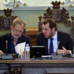 Óscar Puente y Manuel Saravia conversan durante un pleno