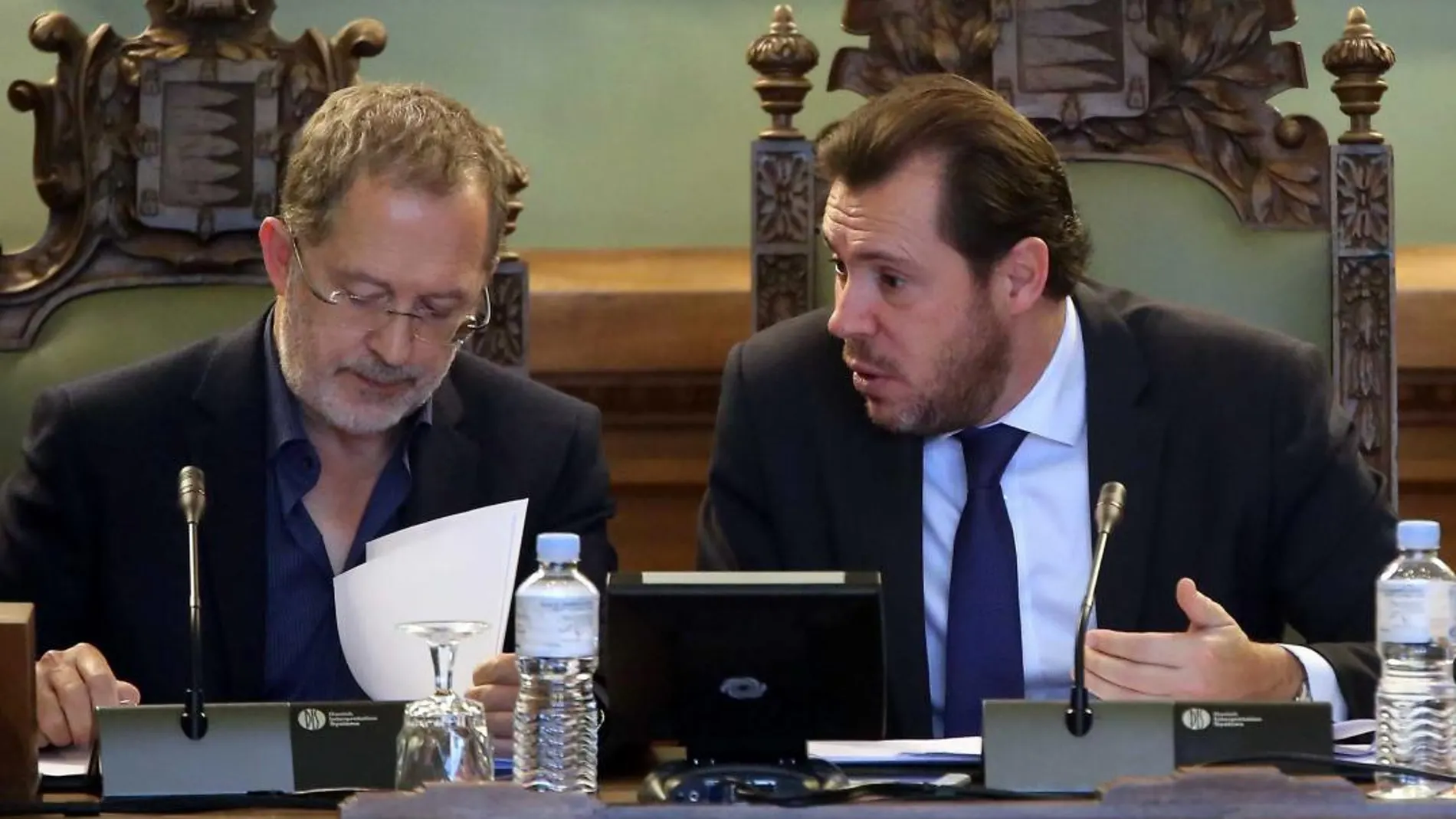 Óscar Puente y Manuel Saravia conversan durante un pleno