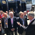 El presidente de la Generalitat, Quim Torra, saluda a Chase Carey, promotor de la Formula 1 hoy en el circuito de Cataluña