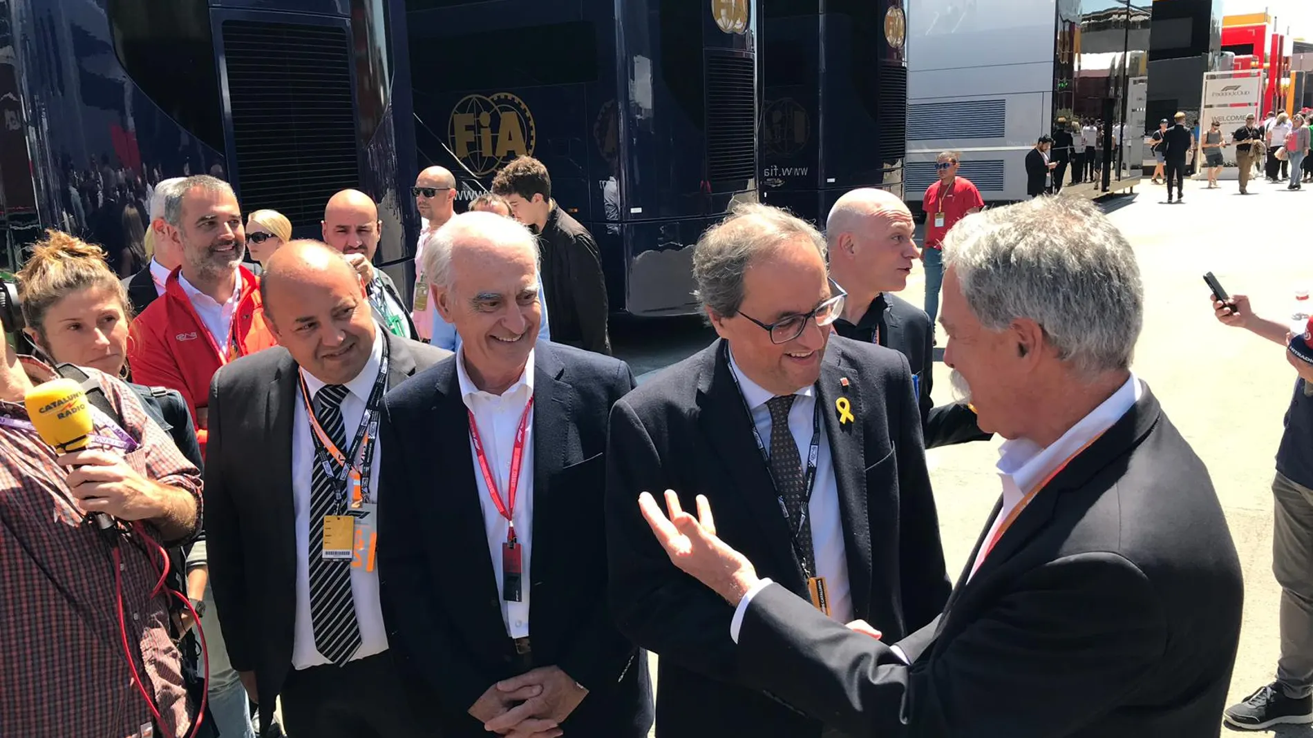 El presidente de la Generalitat, Quim Torra, saluda a Chase Carey, promotor de la Formula 1 hoy en el circuito de Cataluña