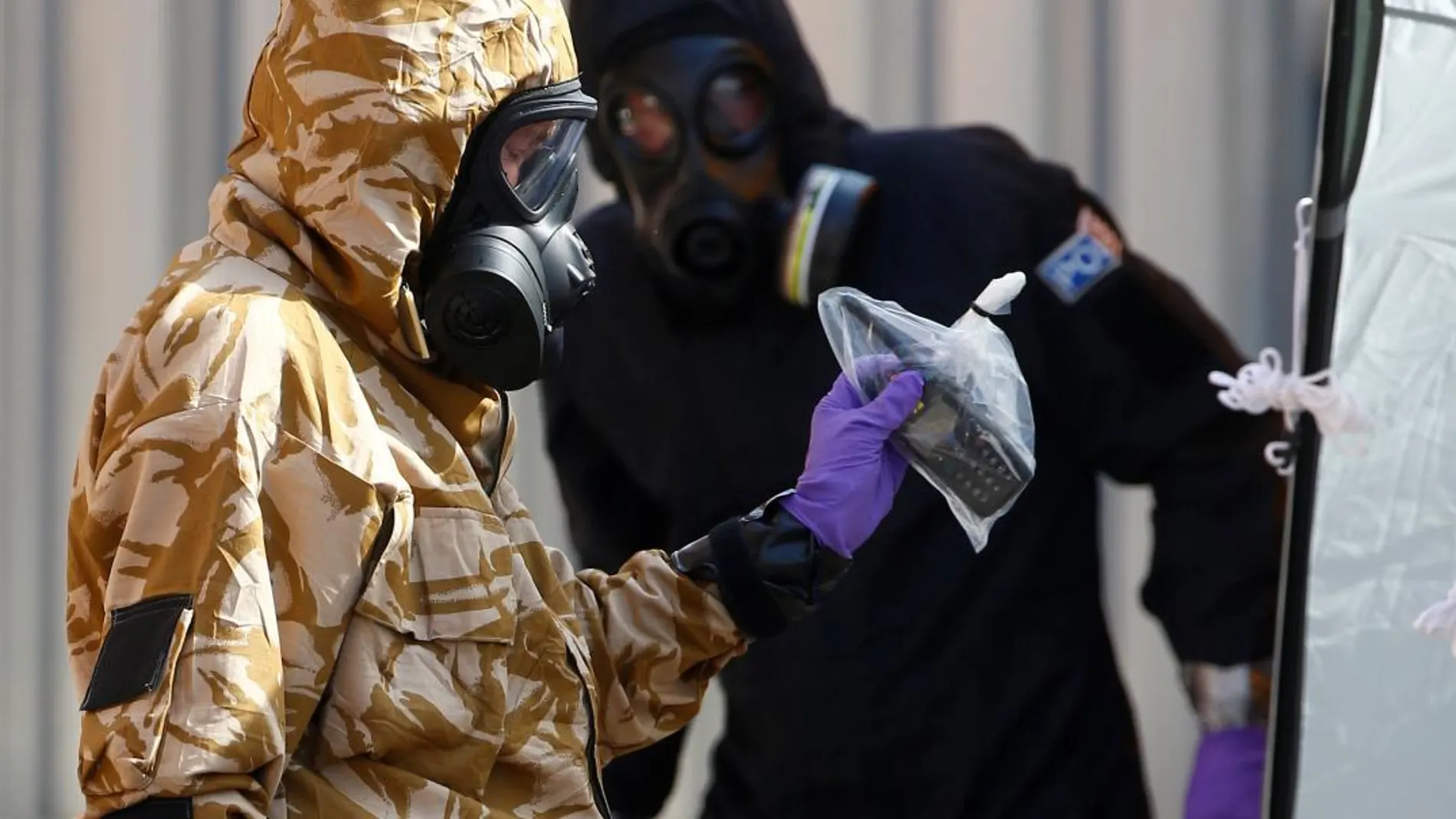 Imagen de archivo de investigadores forenses cerca del lugar en que resultaron intoxicadas dos personas / Foto: Reuters