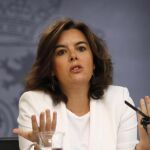 La vicepresidenta del Gobierno en funciones, Soraya Sáenz de Santamaría, durante la rueda de prensa posterior a la reunión del Consejo de Ministros