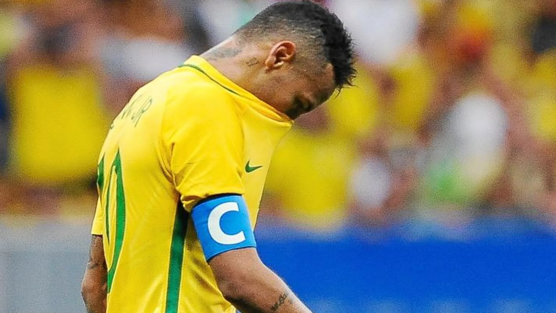 Neymar se marcha cabizbajo al vestuario tras empatar ante Irak