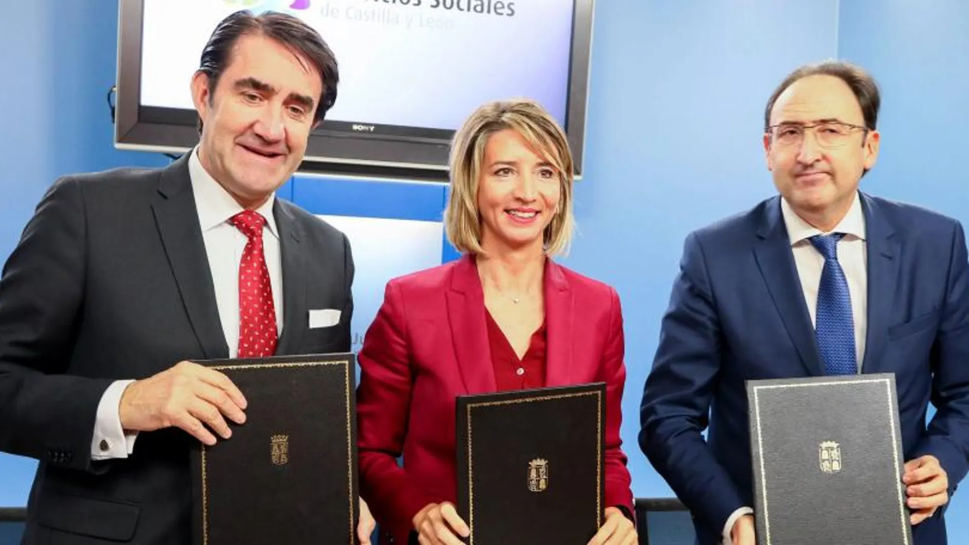 Juan Carlos Suárez-Quiñones, Alicia García y Alfonso Polanco, durante la firma del convenio