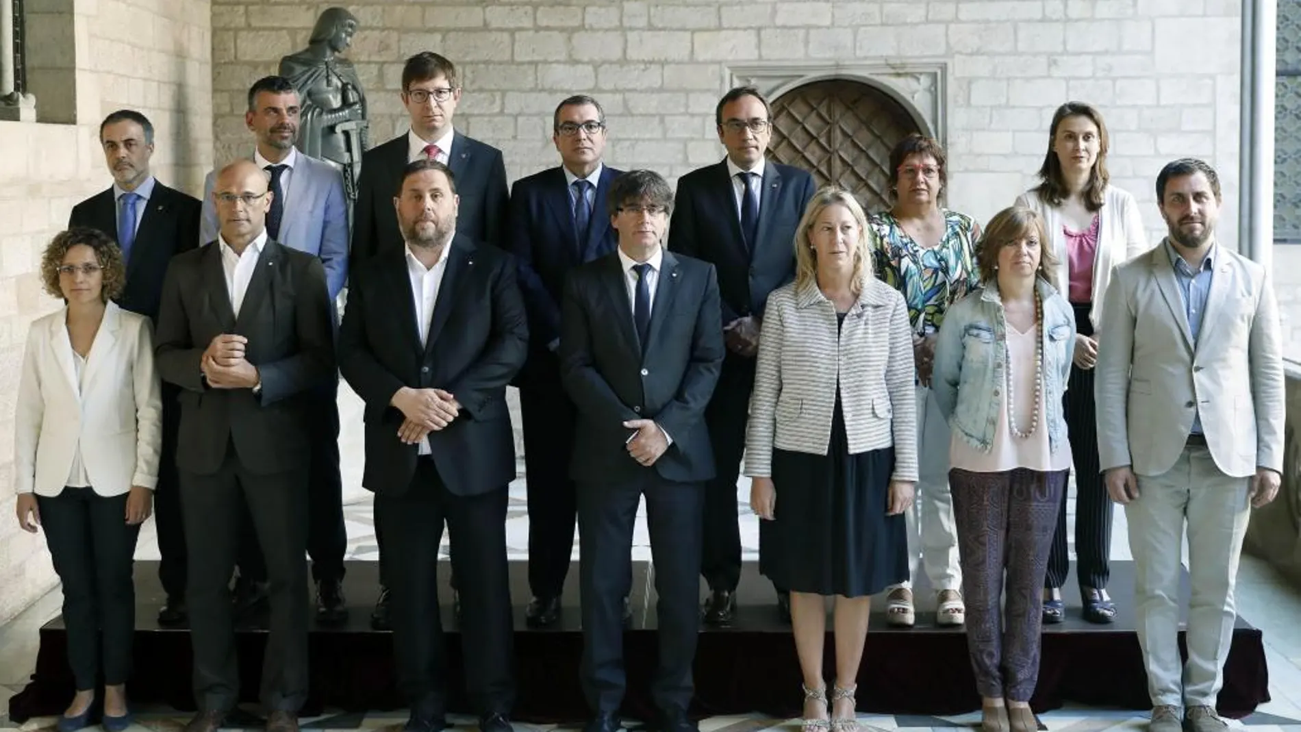 El presidente de la Generalitat, Carles Puigdemont, posa con su equipo de Gobierno tras la toma de posesión de Santi Vila