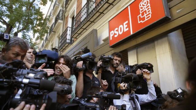 Numerosos periodistas a la entrada de la sede del PSOE en Ferraz