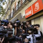 Numerosos periodistas a la entrada de la sede del PSOE en Ferraz