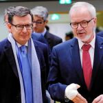Román Escolano junto al presidente del Banco Europeo de Inversiones, Werner Hoyer