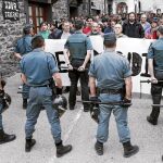 Efectivos de la Guardia Civil vigilan una concentración en protesta por la visita del ministro Fernández Díaz a Leitza (Navarra) en 2013