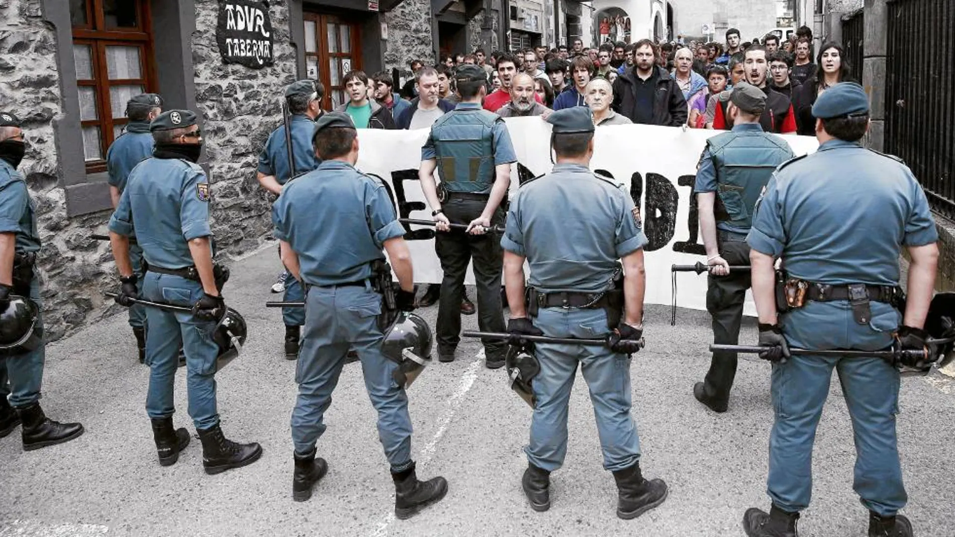 Efectivos de la Guardia Civil vigilan una concentración en protesta por la visita del ministro Fernández Díaz a Leitza (Navarra) en 2013