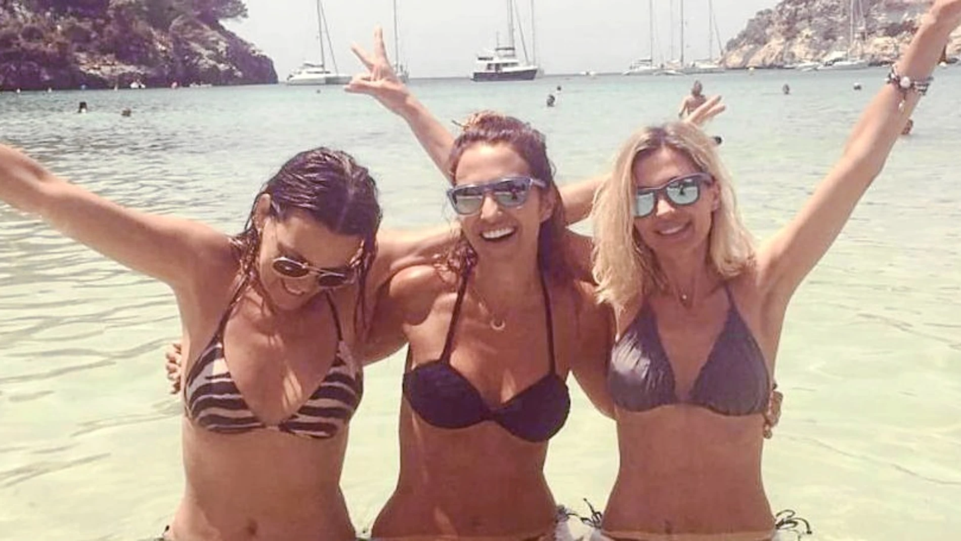 Paula Echevarría, en la playa de Menorca este verano con sus amigas Elena Hernández (izq.) y Alicia Hernández