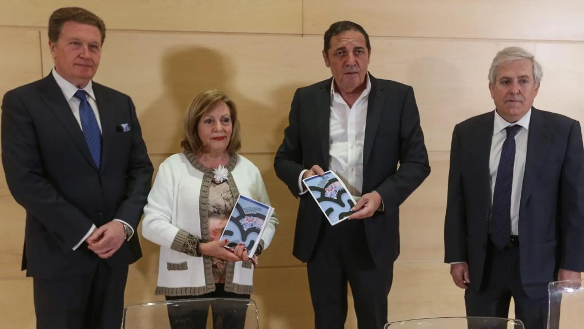 El consejero Antonio María Sáez Aguado presenta la guía junto a Manuel Fernández, Milagros Carvajal y Alfonso Montero / Dos Santos