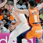Luka Doncic rozó el triple doble en La Fonteta