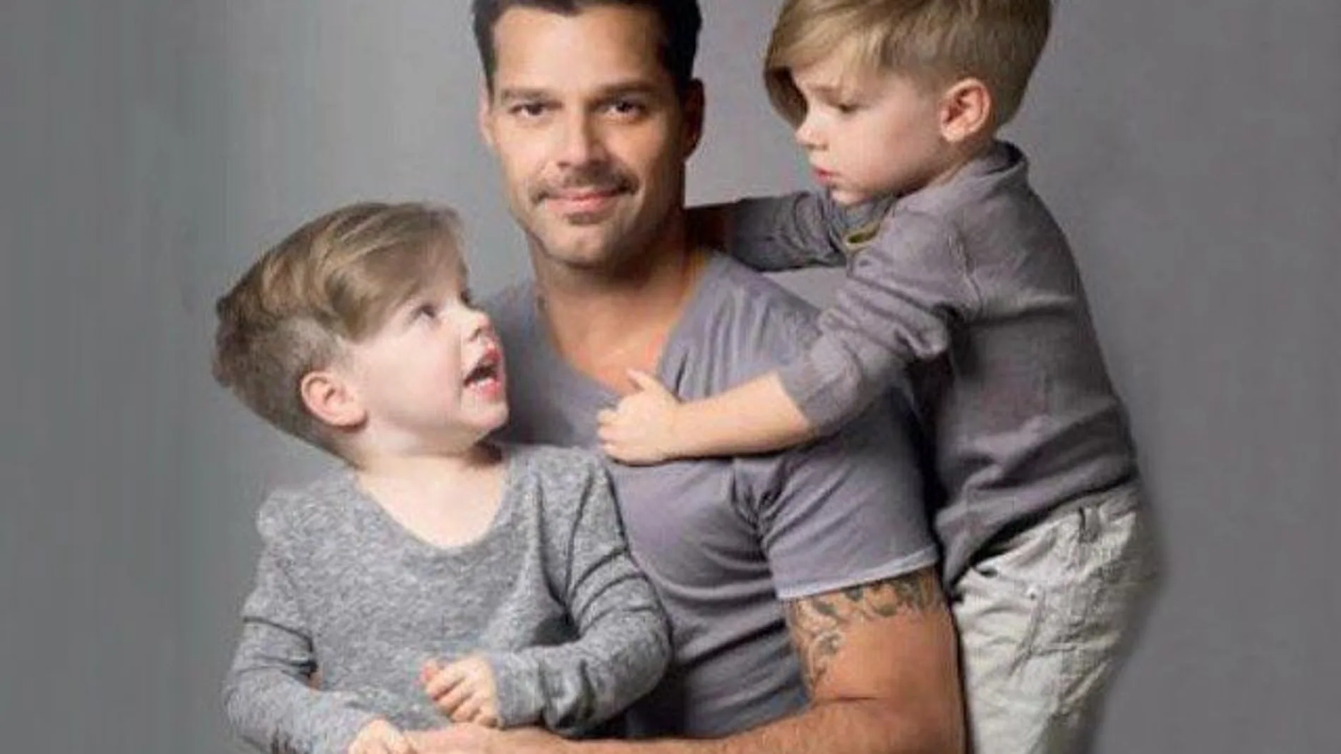 Ricky Martin posa con dos de sus cuatro hijos en una imagen de archivo