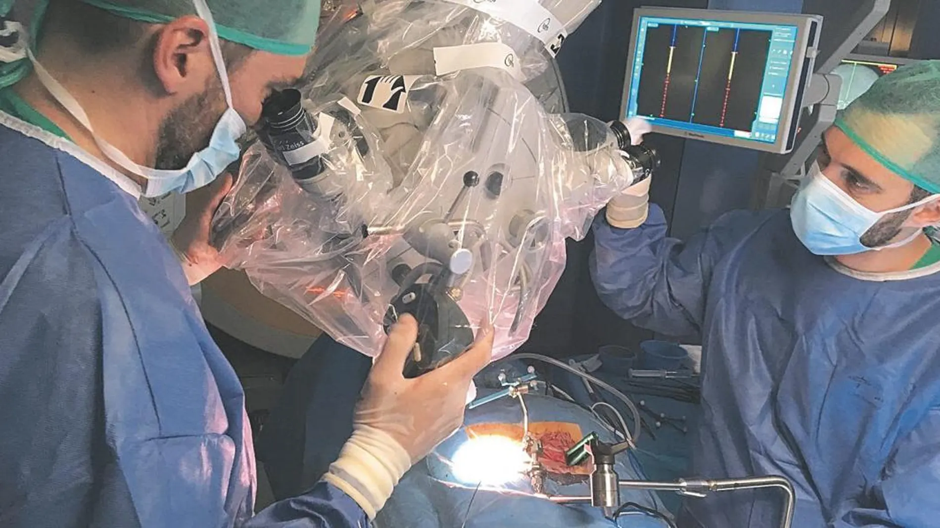 Los neurocirujanos Dr. Parajón y Dr. Saab en una intervención de cirugía mínimamente invasiva de columna guiada por navegación en La Milagrosa