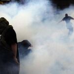 La Policía utilizó gases lacrimógenos contra los manifestantes, que lanzaron cócteles molotov