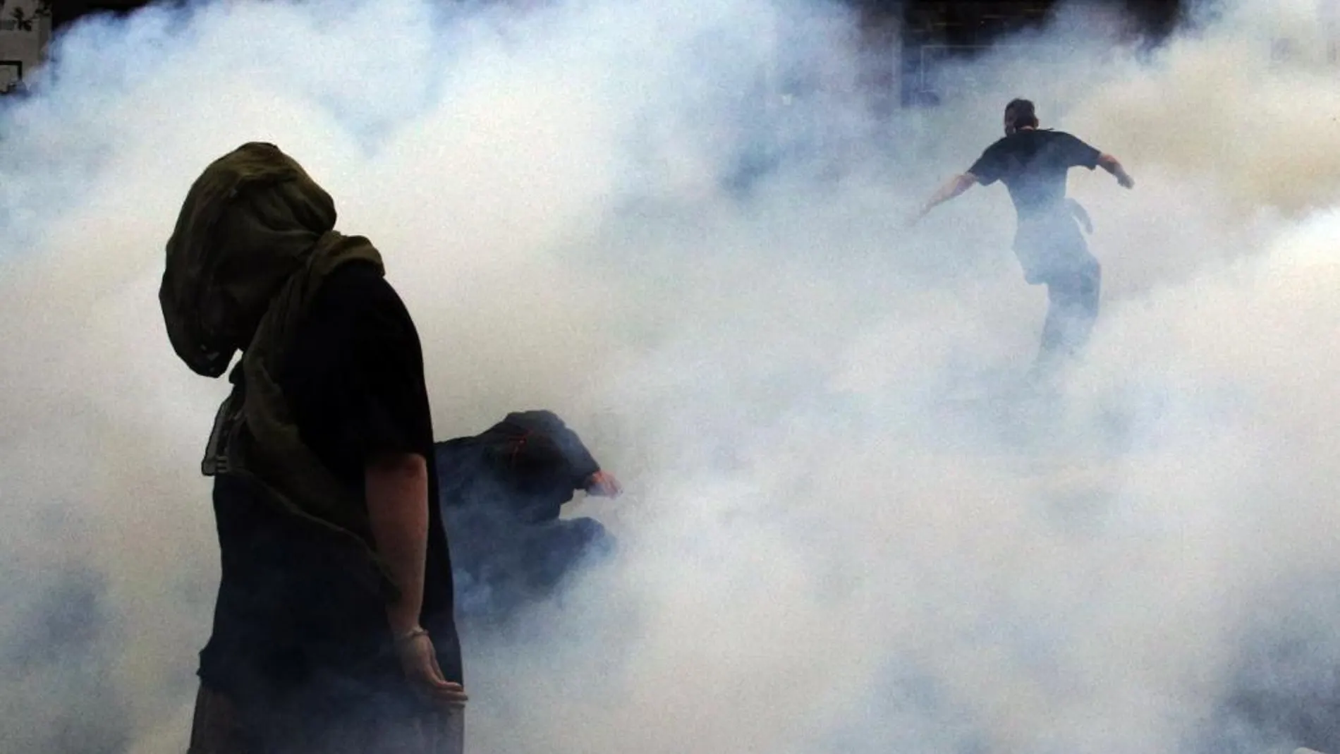 La Policía utilizó gases lacrimógenos contra los manifestantes, que lanzaron cócteles molotov
