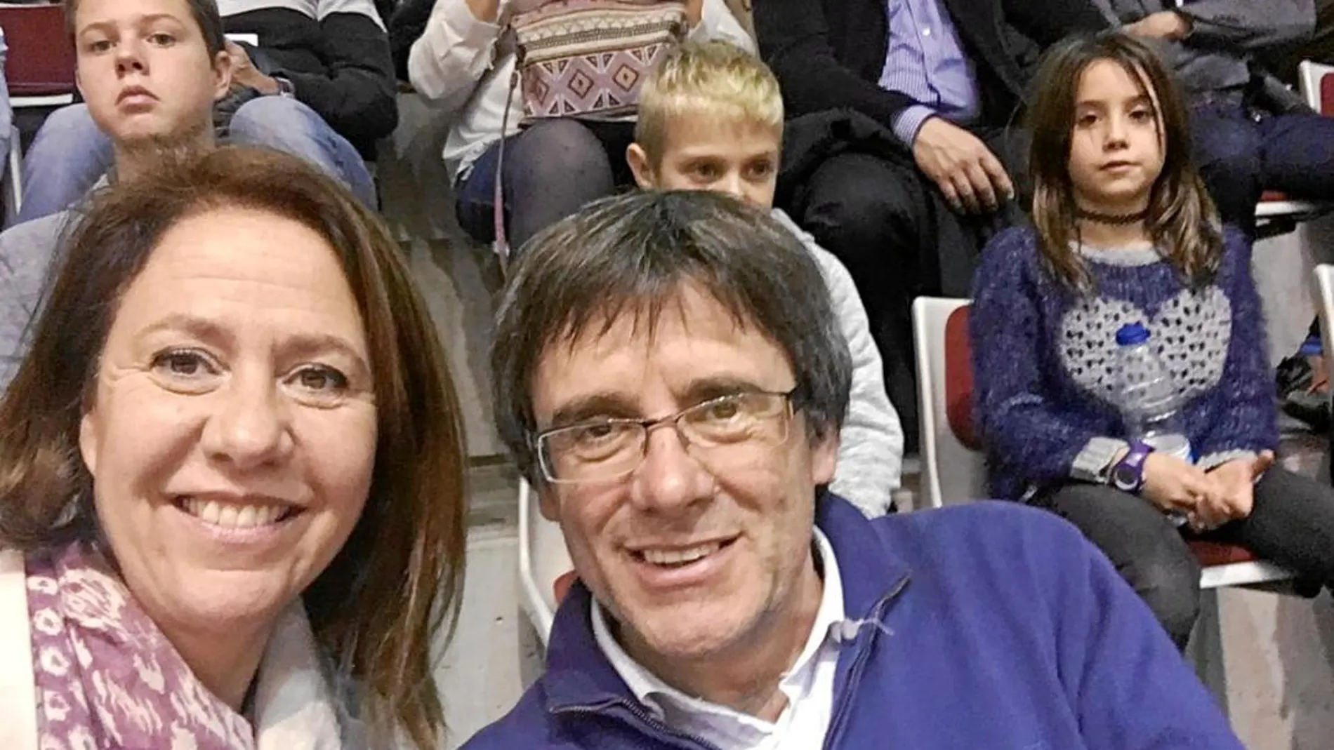 La alcaldesa de Gerona, Marta Madrenas, junto a Carles Puigdemont en un partido de baloncesto en 2016