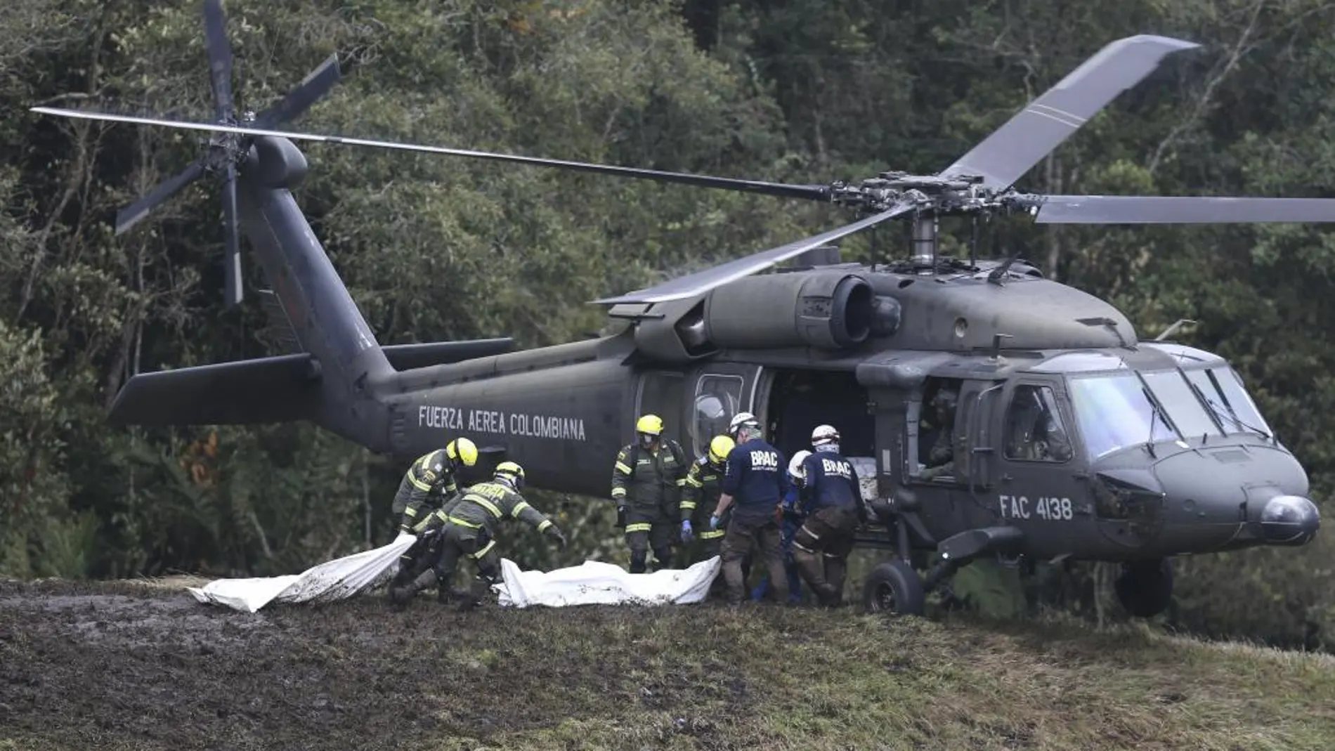 Un helicóptero de la Fuerza Aérea colombiana durante los trabajos de recuperación de los cuerpos de los fallecidos