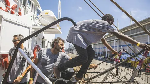 El Open Arms navegó 4 días para dejar a los migrantes en tierra firma en vez de uno por la política italiana y maltesa / Efe