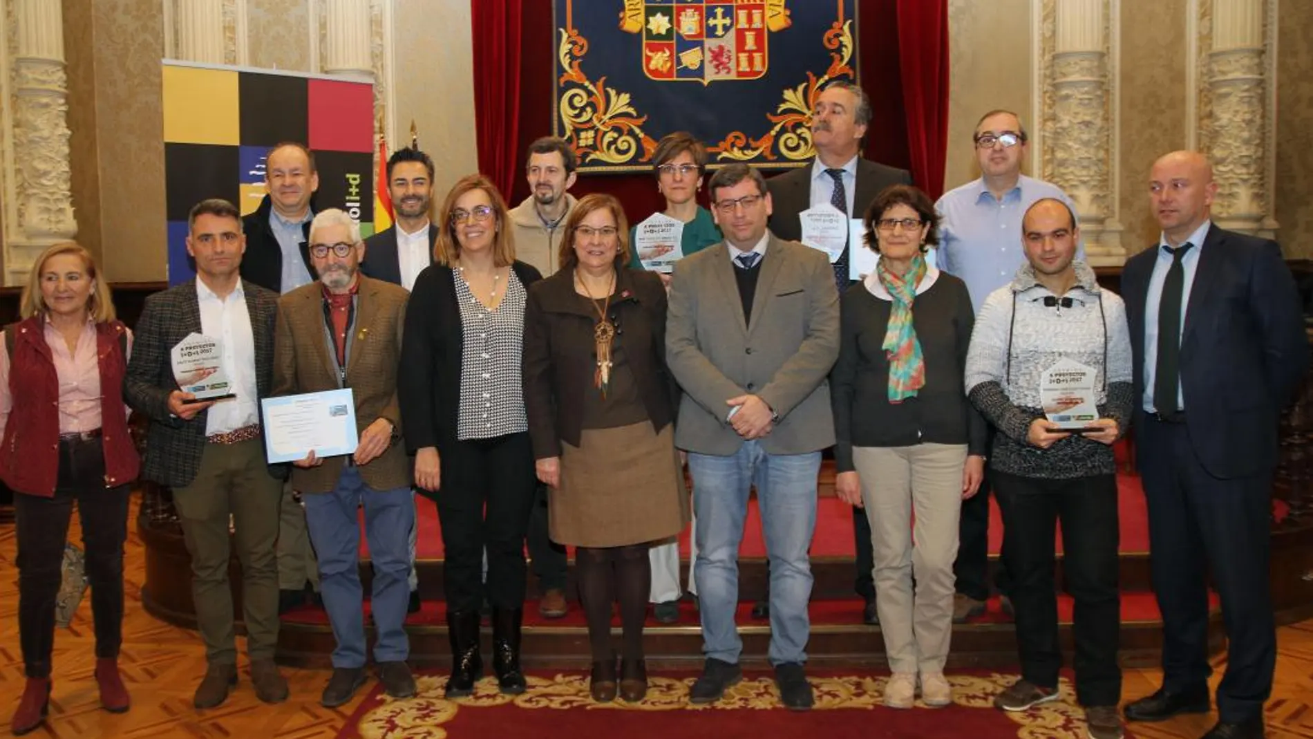 Ángeles Armisén con los ganadores de los premios “Proyectos I+D+i”