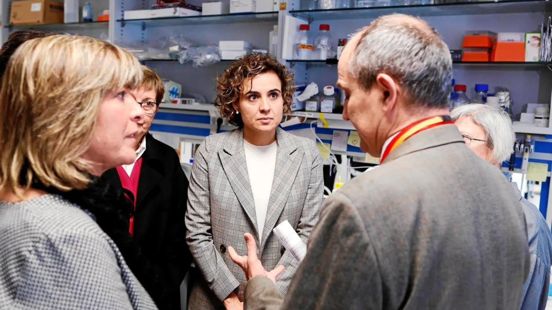 La alcaldesa de L'Hospitalet, Nüria Marín, y la ministra de Sanidad, Dolors Montserrat, atienden las explicaciones durante la visita al Idibell