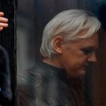 Assange ha sido detenido en Londres