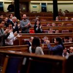 El líder de Podemos, Pablo Iglesias, aplaudido tras su intervención ante el pleno del Congreso.