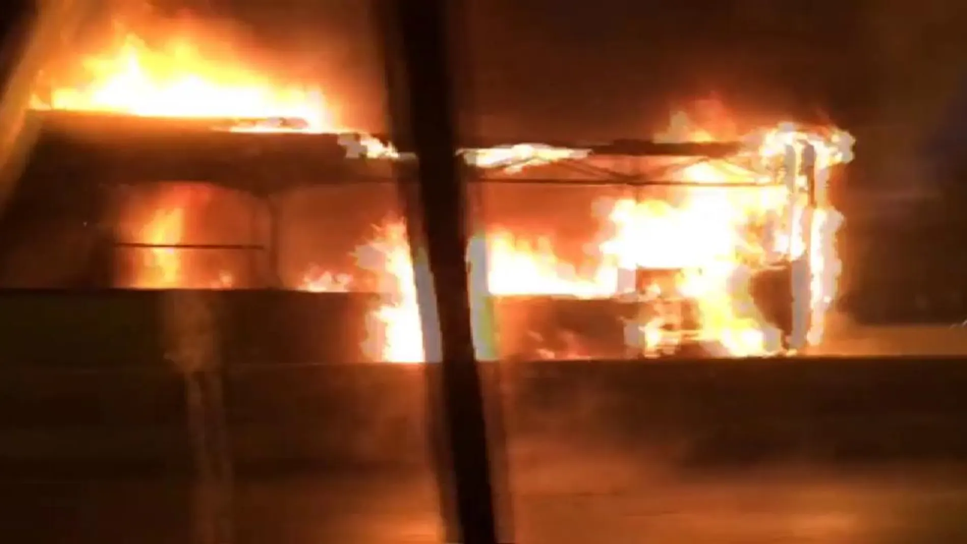 Aparatoso incendio de un autobús en Madrid