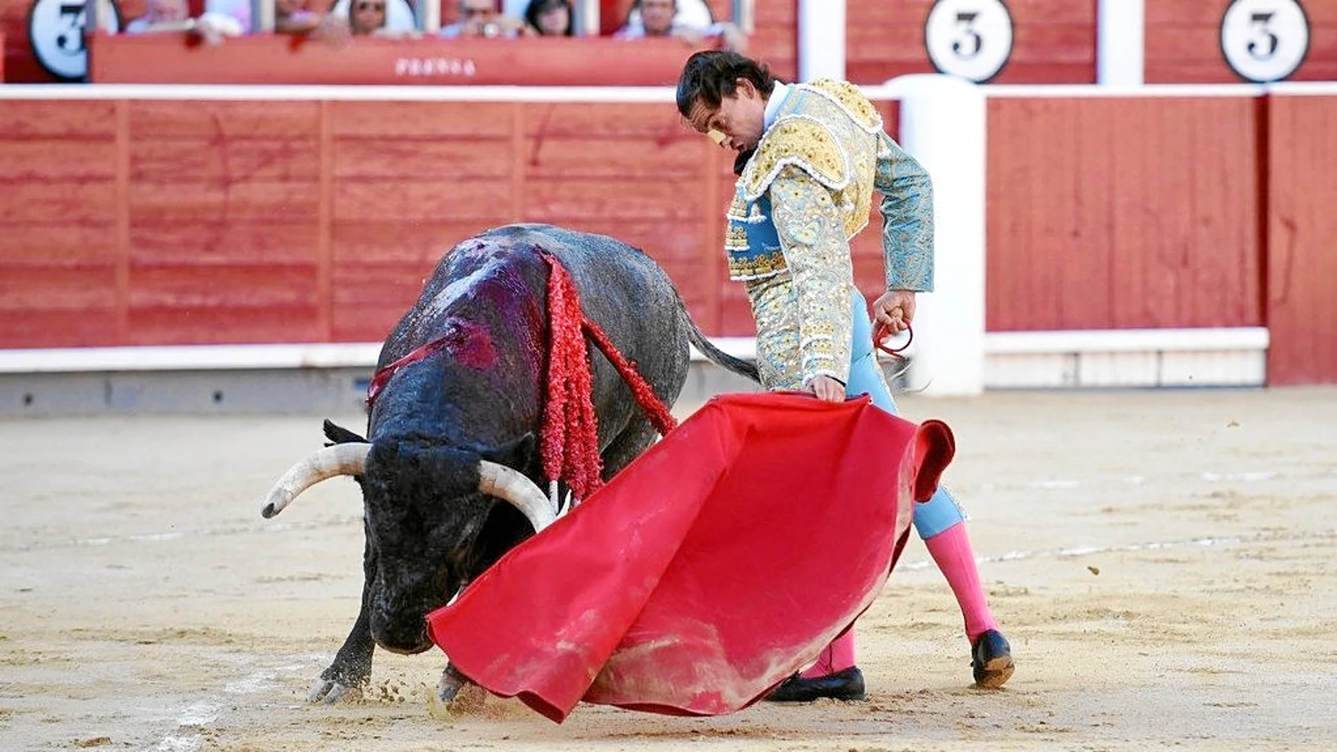 Curro Díaz toreando con la muleta a un astado de La Quinta, ayer, en Albacete