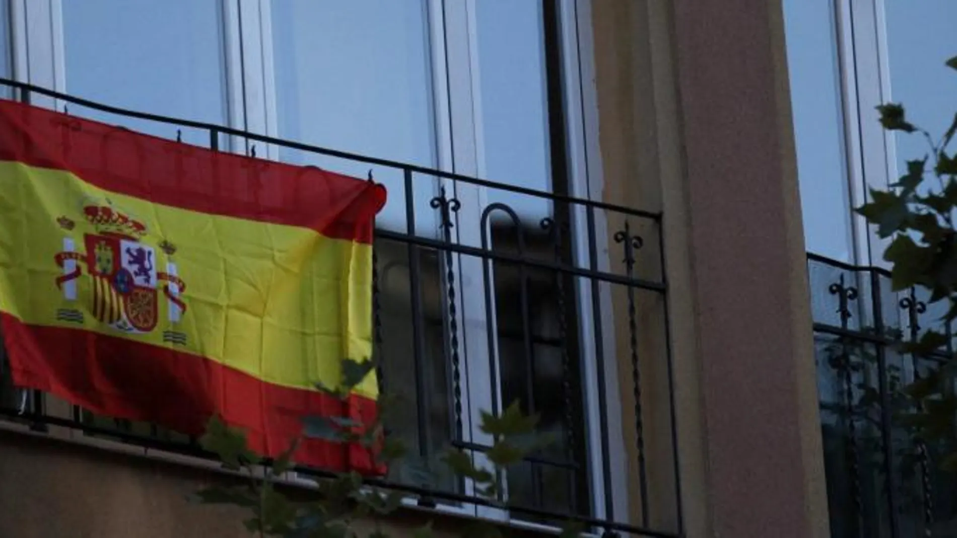 Ha renacido un sentimiento de españolidad que lleva a colgar banderas «en ventanas y balcones»