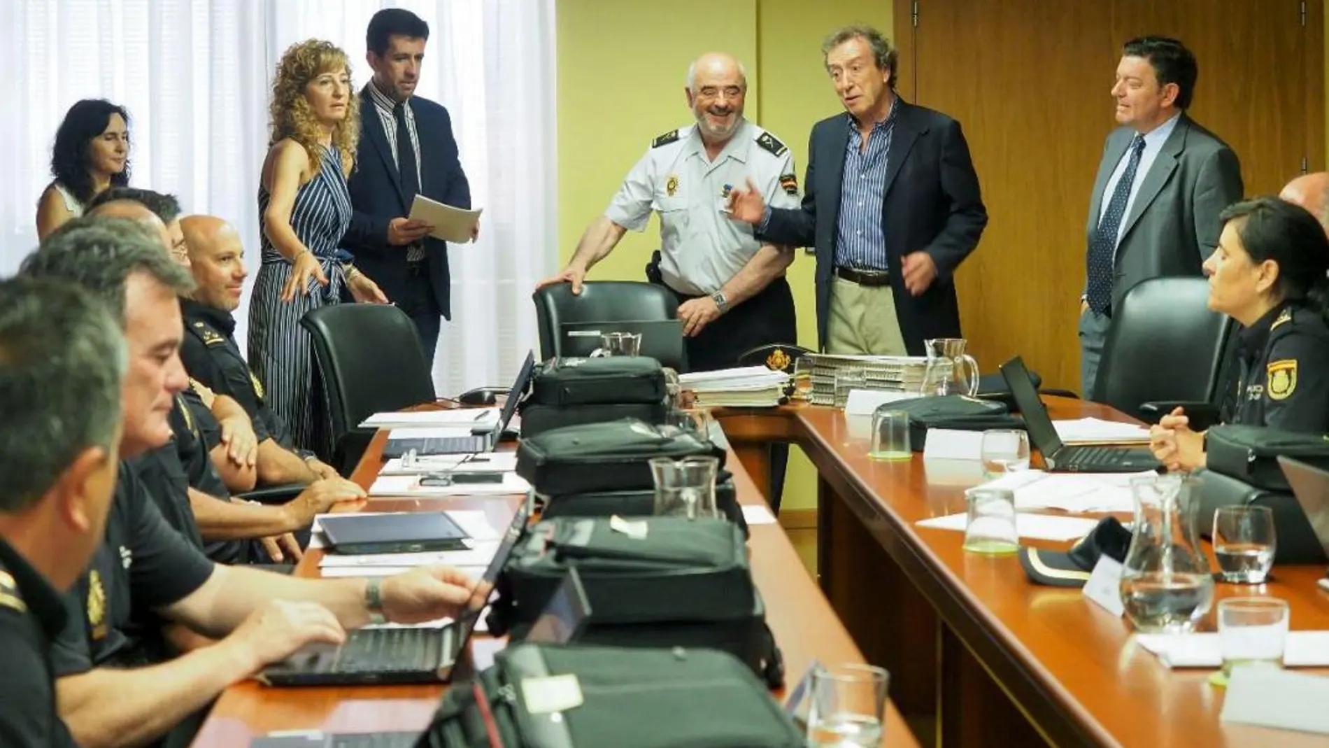 El vicepresidente de la Junta y consejero de la Presidencia, José Antonio de Santiago-Juárez, acompañado por el Jefe Superior de Policía, Jorge Zurita, entrega a los agentes los nuevos equipos