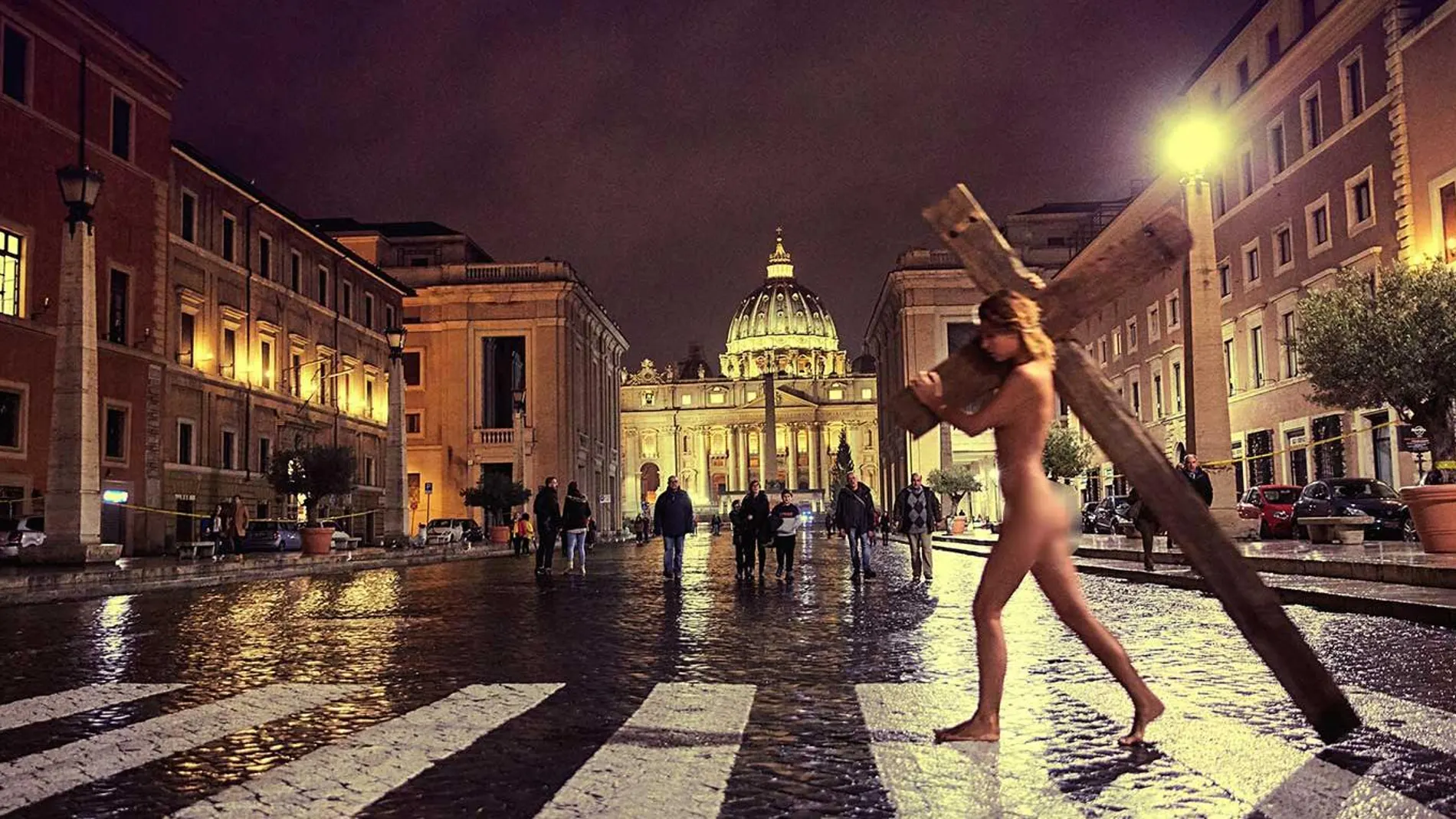 Papen aparece sin ropa cruzando un paso de cebra y la Basílica de San Pedro de fondo / Instagram