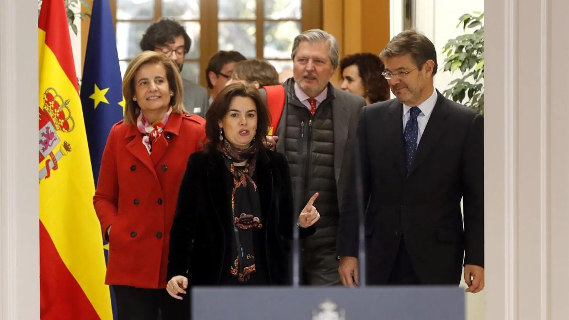 Soraya Saénz de Santamaría, Fátima Báñez, Rafael Catalá Polo e Íñigo Méndez de Vigo hoy en el Palacio de la Moncloa.