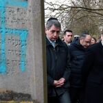 Emmanuel Macron visitó las tumbas profanadas del cementerio judío de Quatzenheim (Francia), este martes / EFE